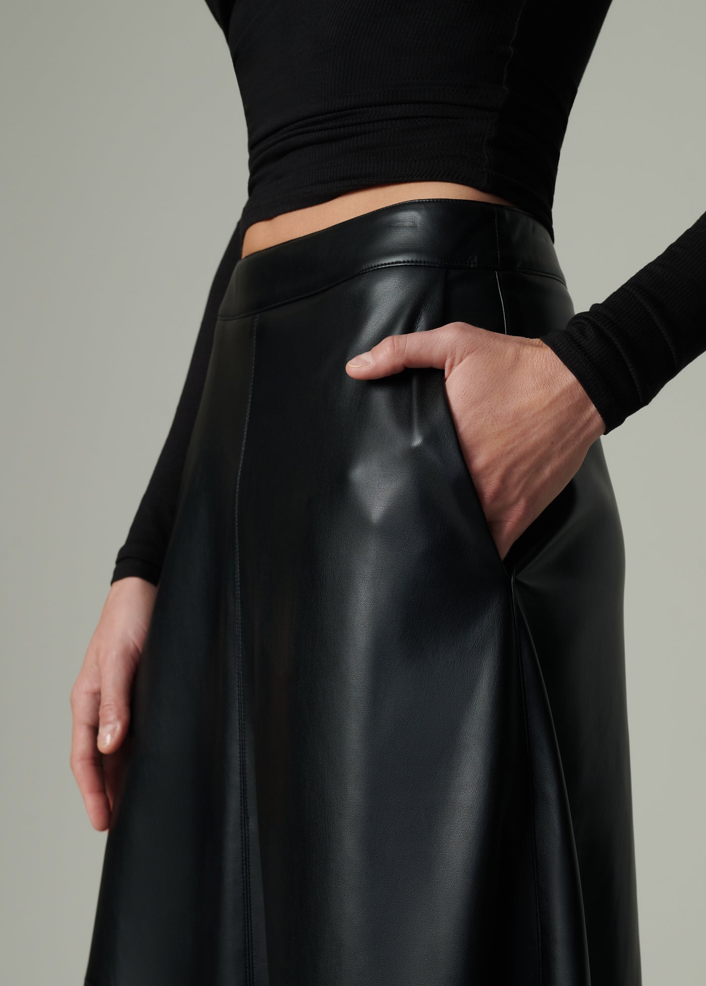 THE TAVI VEGAN LEATHER SKIRT - Image 6