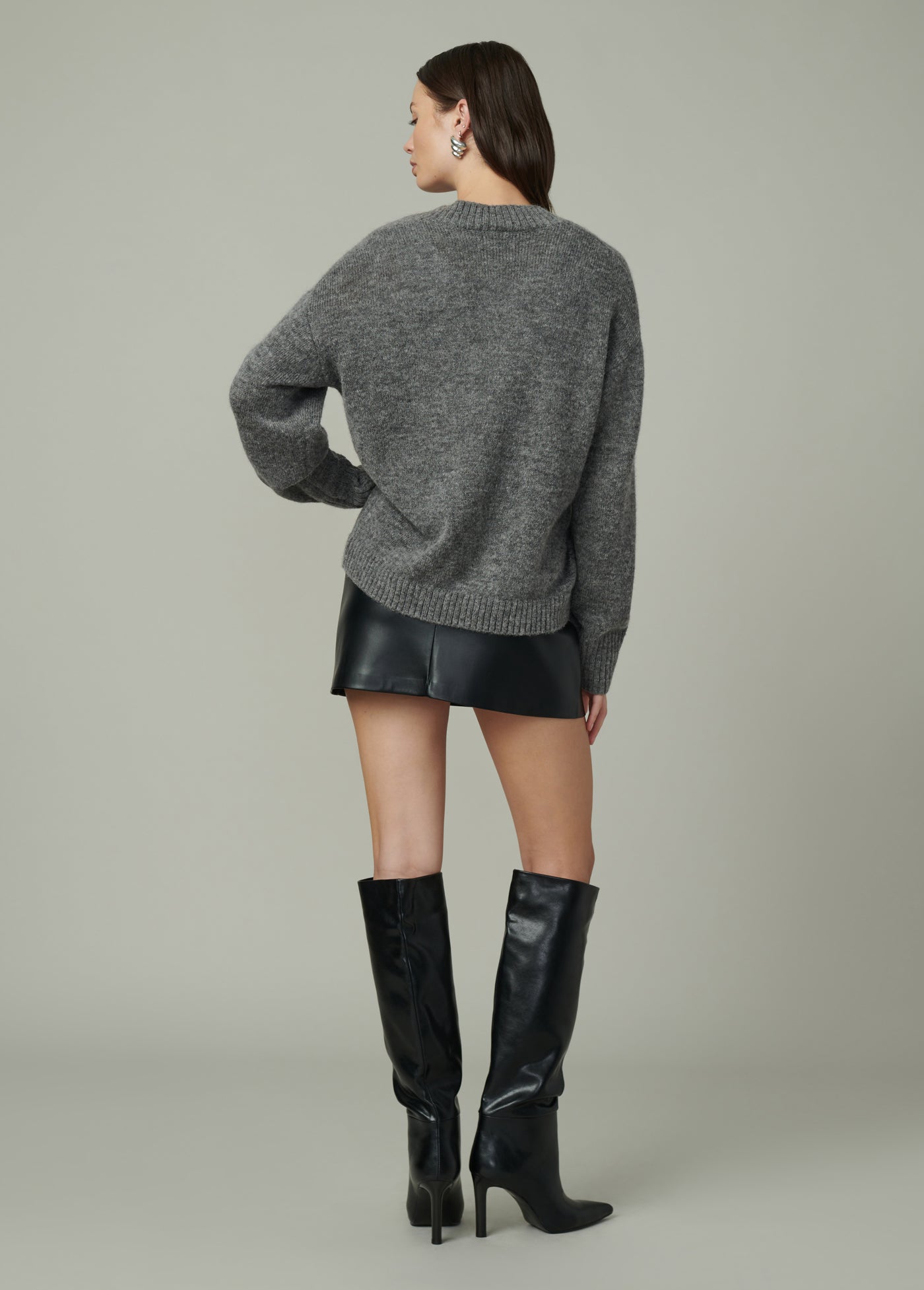 THE VEGAN LEATHER MINI SKIRT - Image 6
